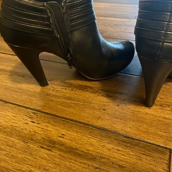 G by Guess  black buckle boots Size 6M EUC  Shoes Heels - Picture 10 of 10